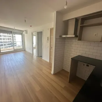Alquiler Apartamento 1 Dormitorio, excelente estado, Garaje, al frente, 8 de Octubre esquina 18 de Julio. $ 30.000